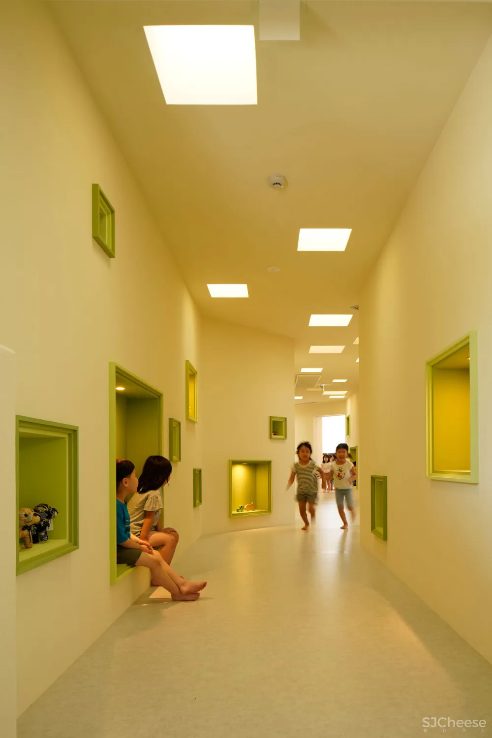 日本设计的幼儿园食堂,还能开生日趴,有员工休息区,空间利用到了极致