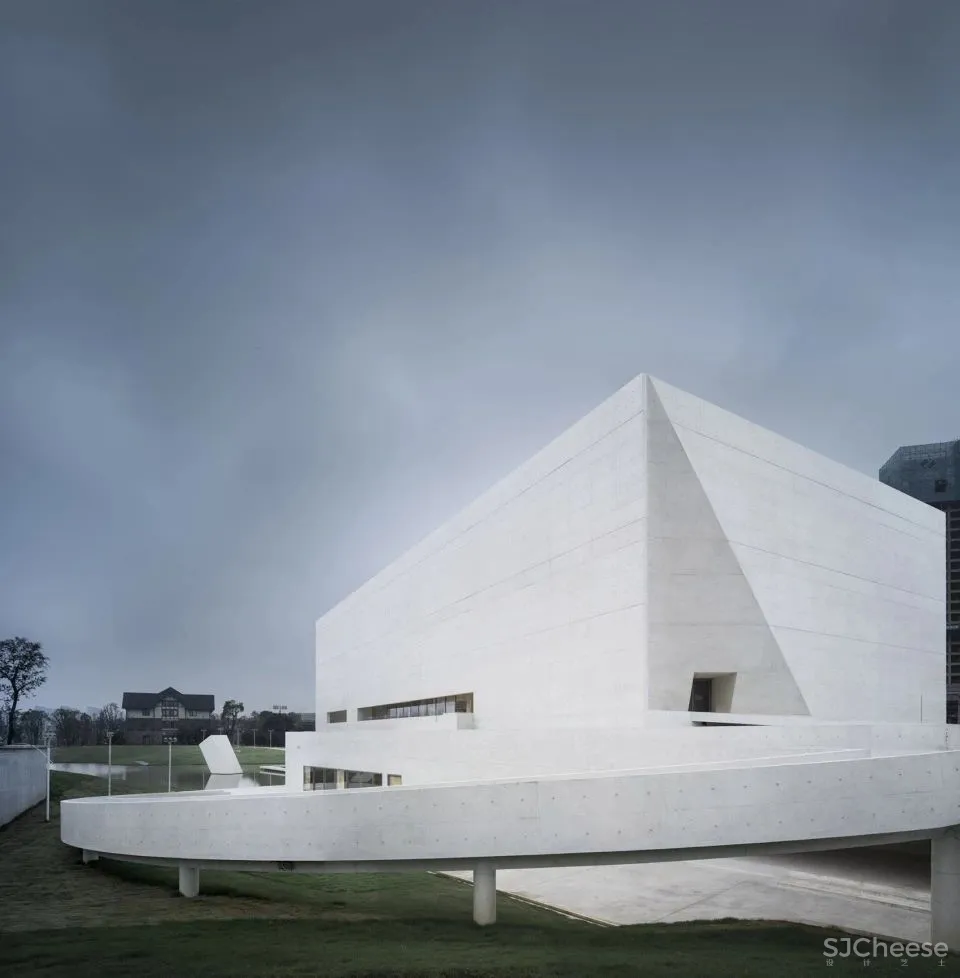 魏春雨作品:谢子龙影像艺术馆