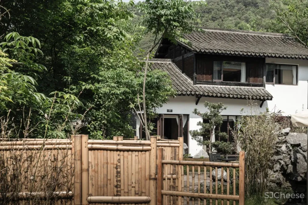 西湖边的“小京都”要藏不住了！与祈愿福地相邻，500天匠心打造千万级美宿，私享禅意清净，夜观原生态萤火虫