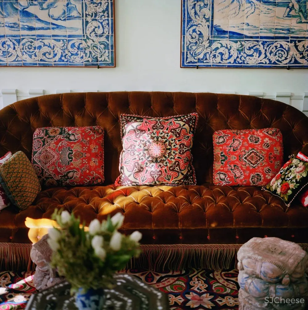 “红底鞋之父”的家：阳光与色彩洋溢的“宫殿”