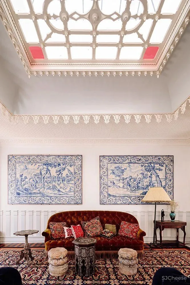 “红底鞋之父”的家：阳光与色彩洋溢的“宫殿”