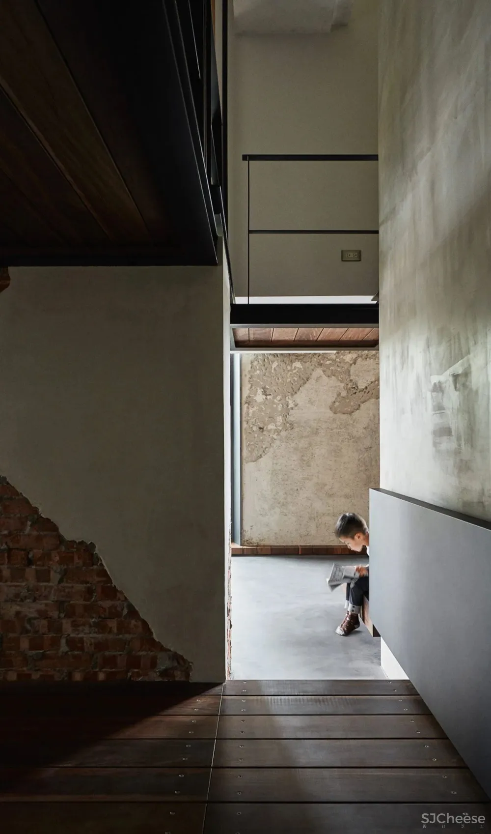 日本设计奖工业风-wabi sabi,卧室悬浮的家像一座图书馆