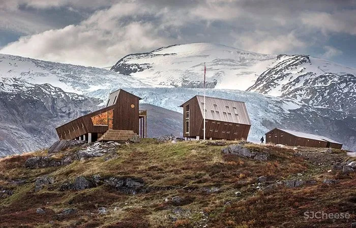 “冰川来客”的福音！五边形倾斜小木屋抵御极端气候，成为徒步旅行者的温暖避风港