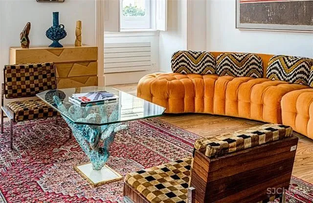 “红底鞋之父”的家：阳光与色彩洋溢的“宫殿”