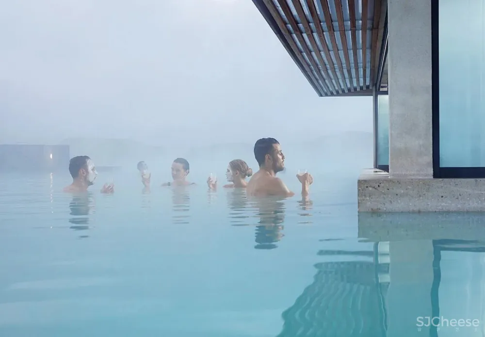 800年火山口的心灵治愈系酒店,全世界都来泡绝美蓝色温泉!