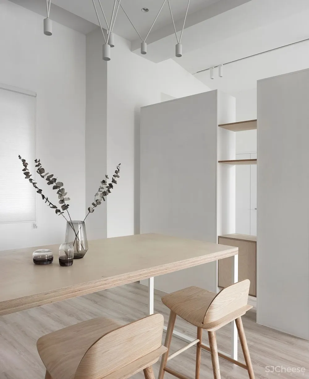 148㎡住一家四口,纯白墙面 桦木层板,打造自然无拘的家