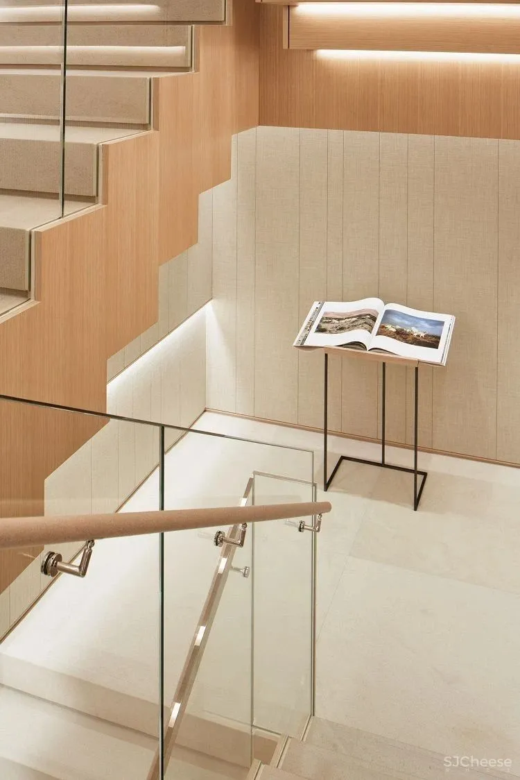 LVMH 在东京银座的两个奢侈品店,丝般金属和水晶玻璃,各有各的高级