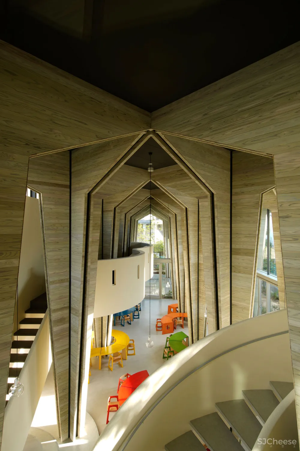 日本设计的幼儿园食堂,还能开生日趴,有员工休息区,空间利用到了极致