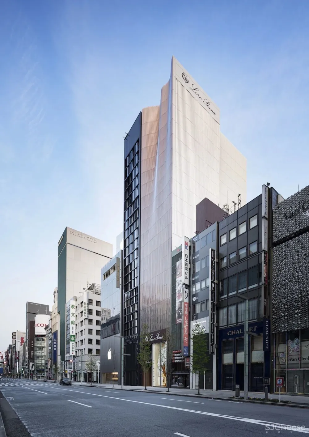 LVMH 在东京银座的两个奢侈品店,丝般金属和水晶玻璃,各有各的高级