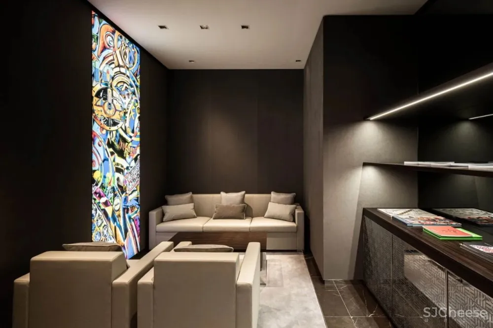 LVMH 在东京银座的两个奢侈品店,丝般金属和水晶玻璃,各有各的高级