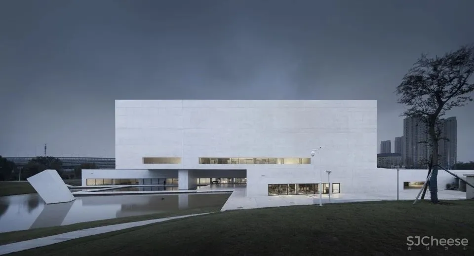 魏春雨作品:谢子龙影像艺术馆