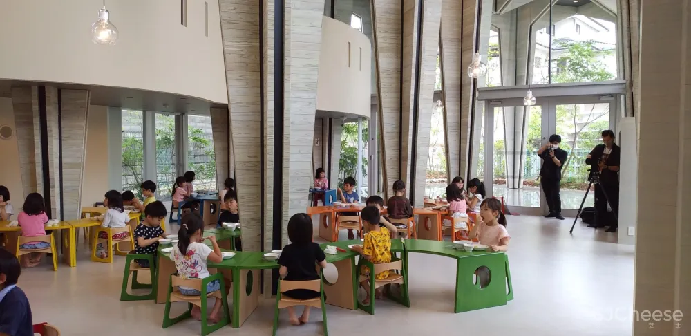 日本设计的幼儿园食堂,还能开生日趴,有员工休息区,空间利用到了极致