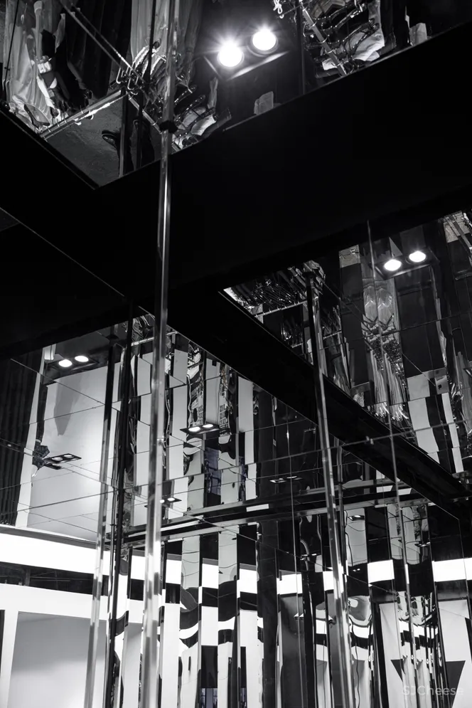 陈书灏新作丨多面性镜面空间体—南昌暗黑系买手店