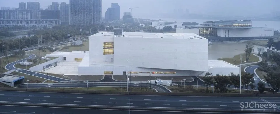 魏春雨作品:谢子龙影像艺术馆