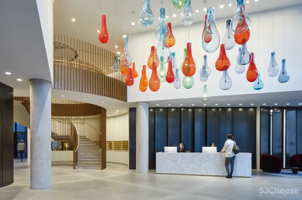 伦敦那个煤气包爆改的公寓,顶层复式样板房公开了,一套卖7000万