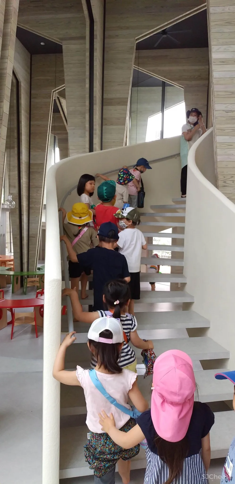 日本设计的幼儿园食堂,还能开生日趴,有员工休息区,空间利用到了极致