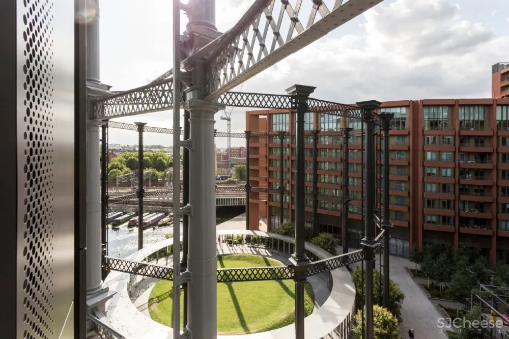 伦敦那个煤气包爆改的公寓,顶层复式样板房公开了,一套卖7000万