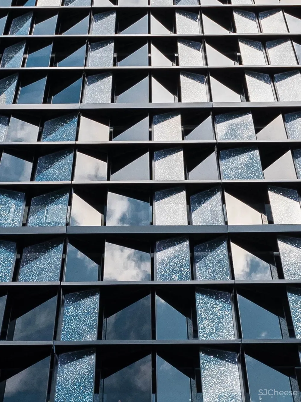 LVMH 在东京银座的两个奢侈品店,丝般金属和水晶玻璃,各有各的高级