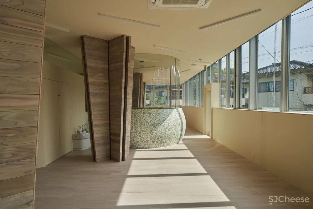 日本设计的幼儿园食堂,还能开生日趴,有员工休息区,空间利用到了极致