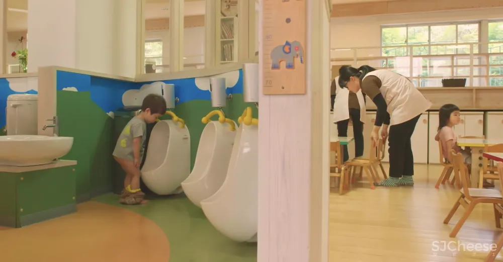 日本设计的幼儿园食堂,还能开生日趴,有员工休息区,空间利用到了极致