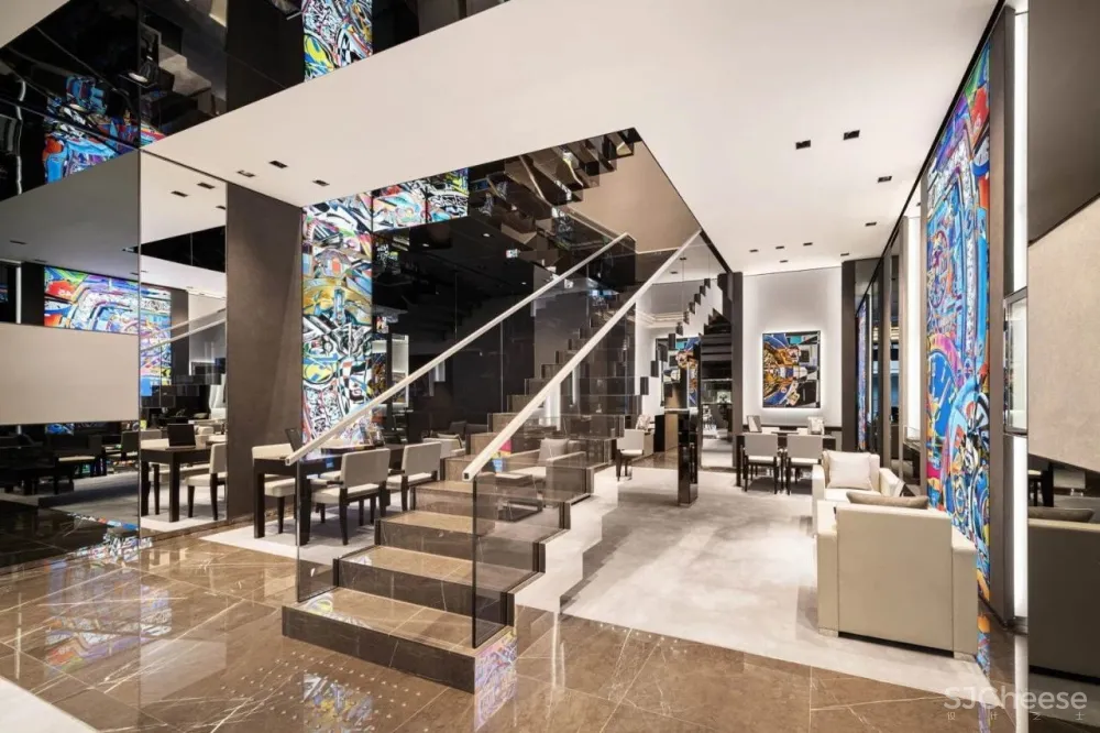 LVMH 在东京银座的两个奢侈品店,丝般金属和水晶玻璃,各有各的高级