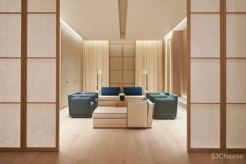 LVMH 在东京银座的两个奢侈品店,丝般金属和水晶玻璃,各有各的高级