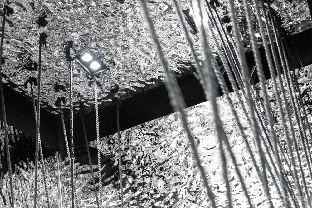 陈书灏新作丨多面性镜面空间体—南昌暗黑系买手店