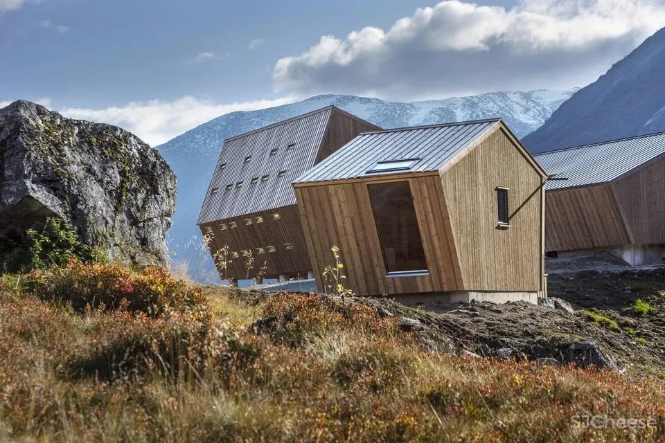 “冰川来客”的福音！五边形倾斜小木屋抵御极端气候，成为徒步旅行者的温暖避风港