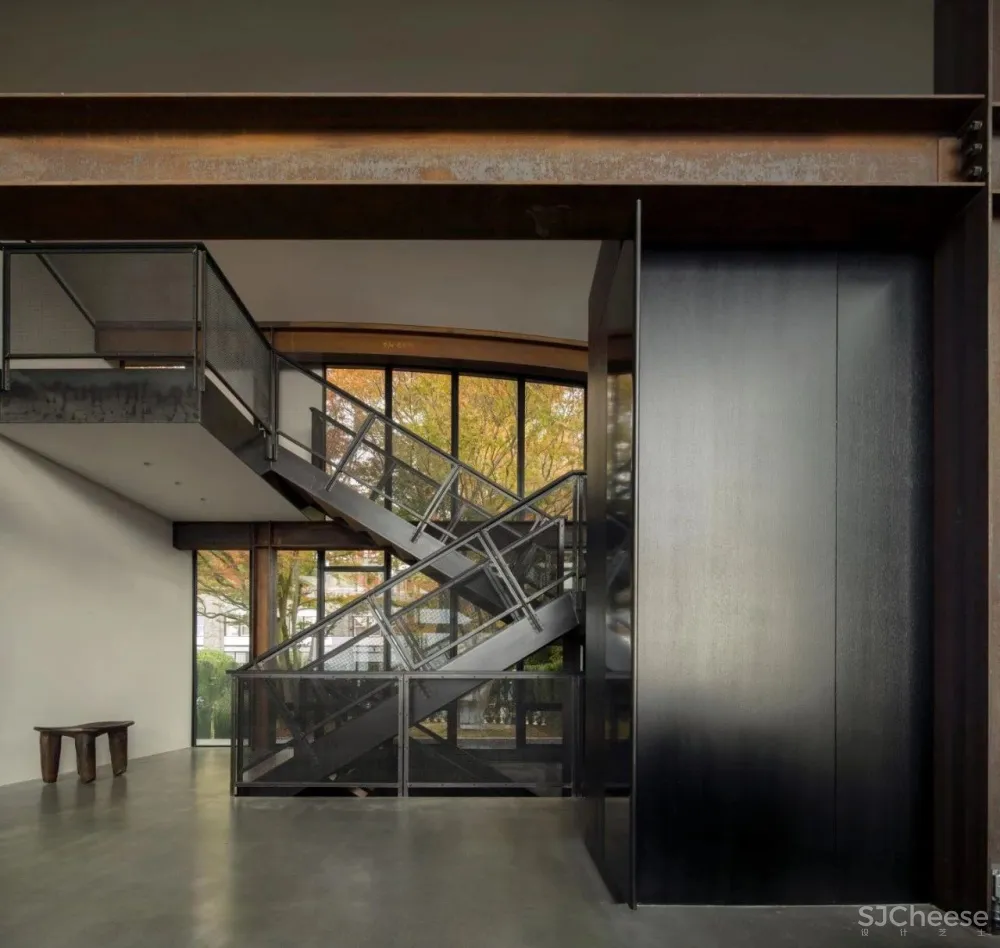 他设计的10栋别墅,每一个都“机关算尽”太酷了!