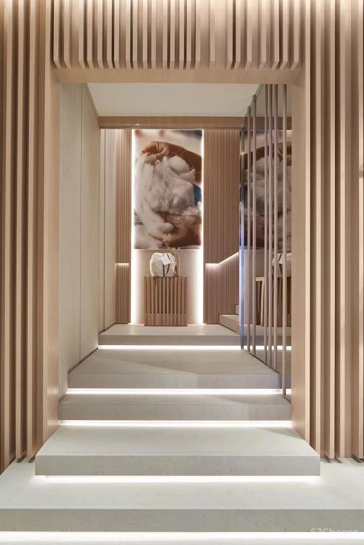 LVMH 在东京银座的两个奢侈品店,丝般金属和水晶玻璃,各有各的高级