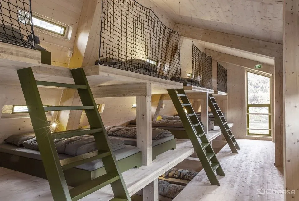 “冰川来客”的福音！五边形倾斜小木屋抵御极端气候，成为徒步旅行者的温暖避风港