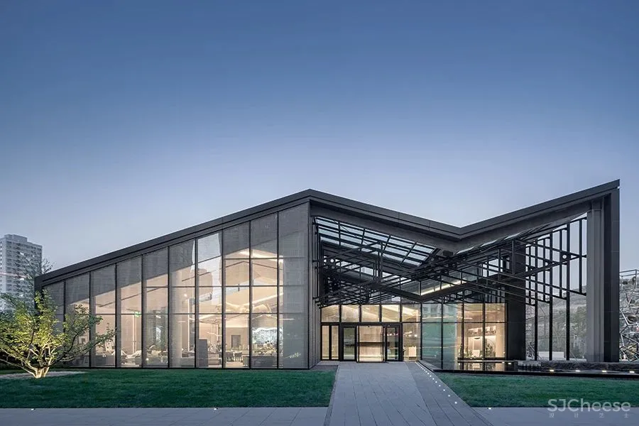 AGH：重叠、拆分、解构，演绎工业文明的重生