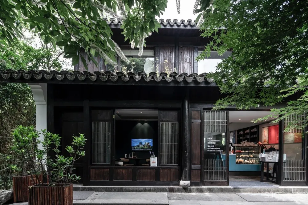 西湖边的“小京都”要藏不住了！与祈愿福地相邻，500天匠心打造千万级美宿，私享禅意清净，夜观原生态萤火虫