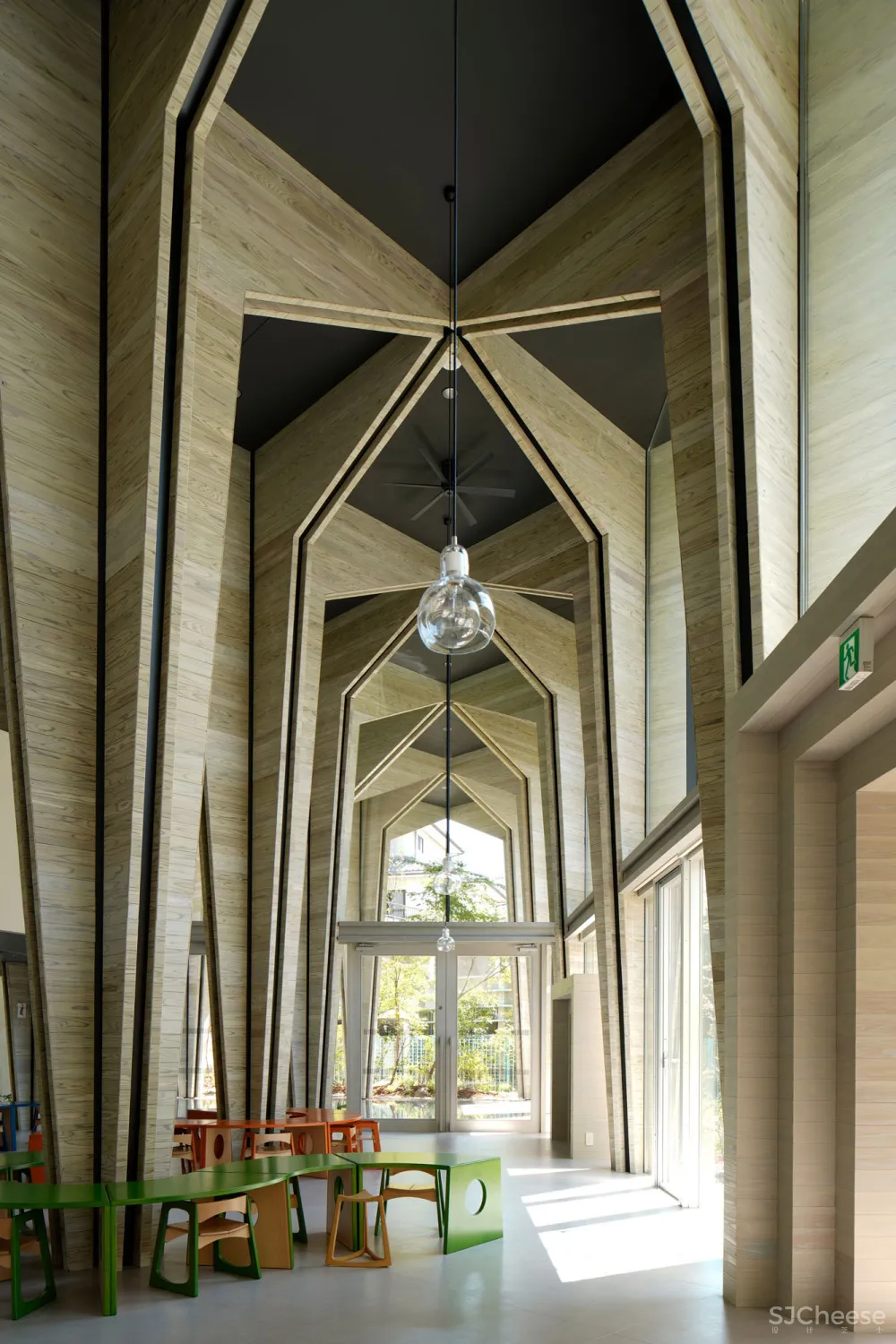 日本设计的幼儿园食堂,还能开生日趴,有员工休息区,空间利用到了极致