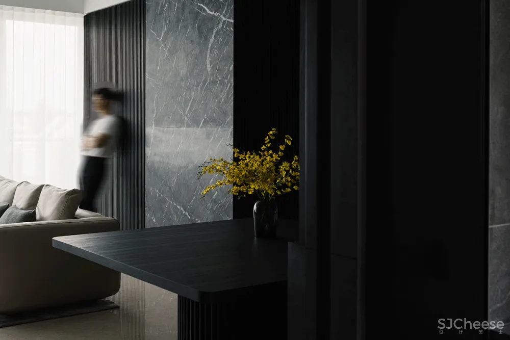 146㎡ 黑色调公寓,打造别样的轻奢感