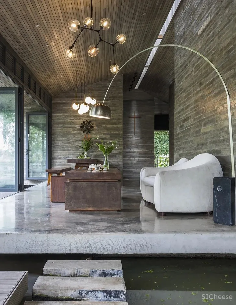 在郁郁葱葱的花园中,聆听大自然的旋律和声音