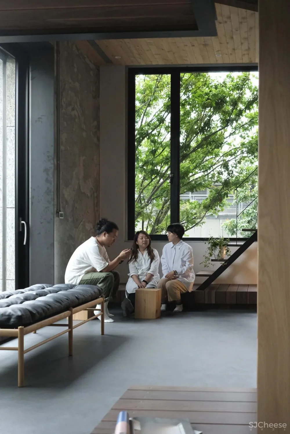 日本设计奖工业风-wabi sabi,卧室悬浮的家像一座图书馆