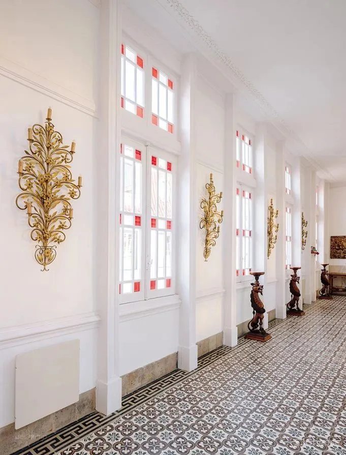 “红底鞋之父”的家：阳光与色彩洋溢的“宫殿”