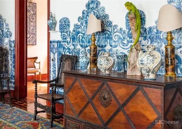 “红底鞋之父”的家：阳光与色彩洋溢的“宫殿”