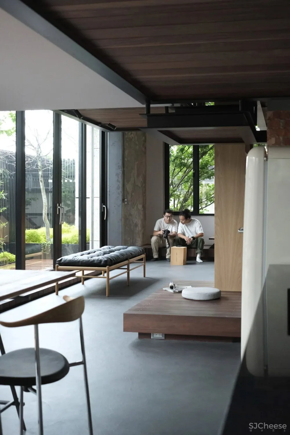 日本设计奖工业风-wabi sabi,卧室悬浮的家像一座图书馆