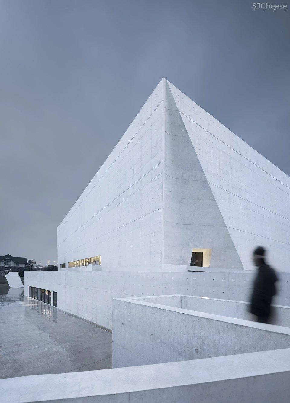 魏春雨作品:谢子龙影像艺术馆