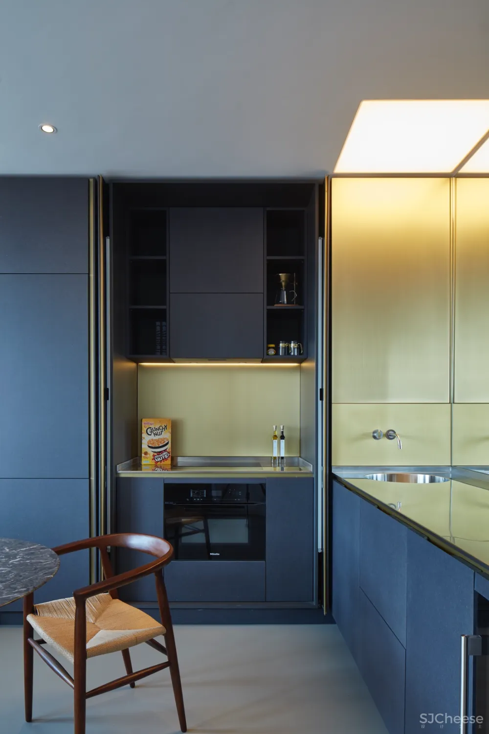 伦敦那个煤气包爆改的公寓,顶层复式样板房公开了,一套卖7000万