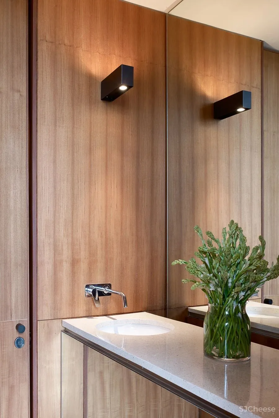 他曾与Kerry Hill 一起设计安缦伊沐,自然朴质的极致呈现