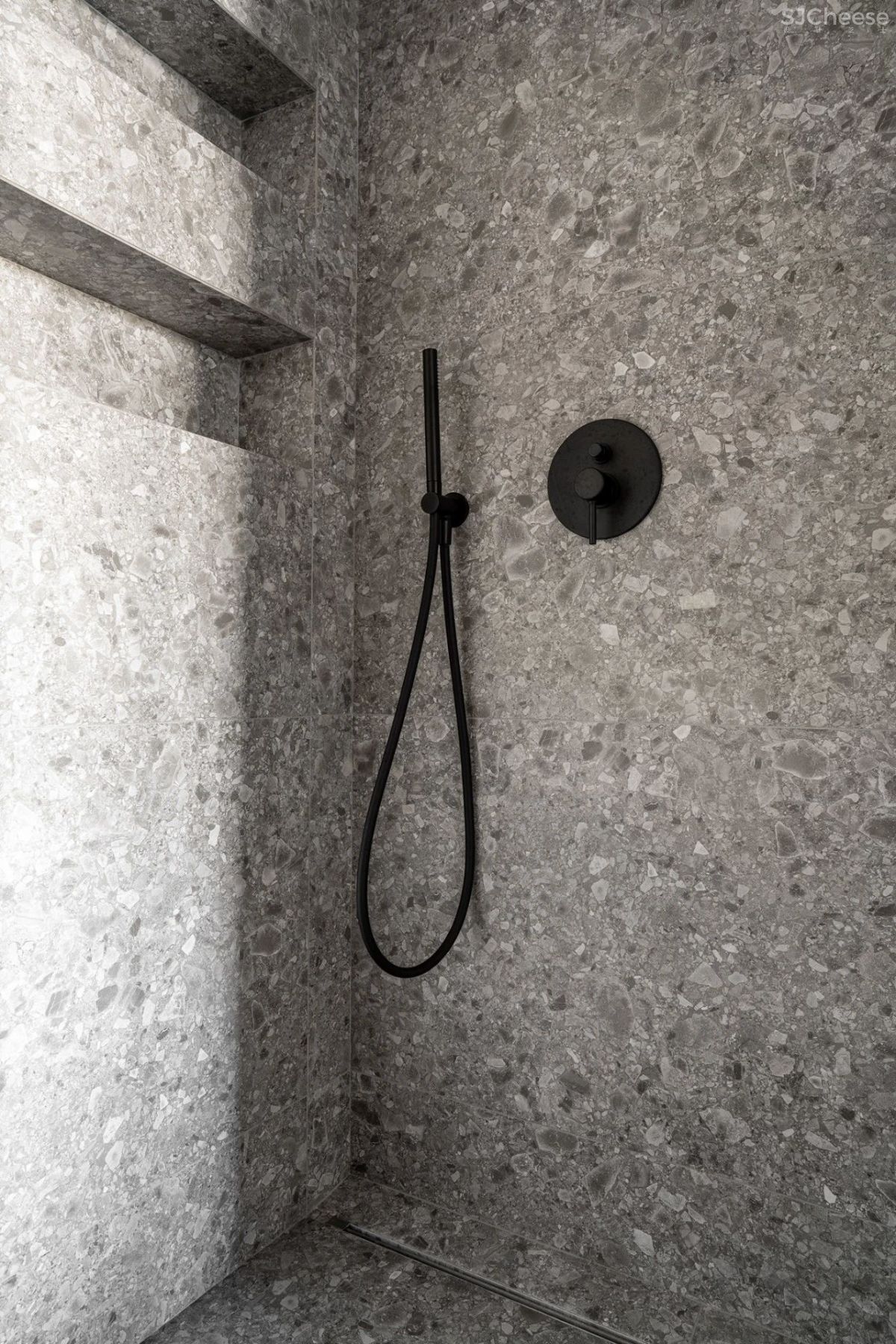 82㎡高级灰公寓，半毛坯、半精装也可以很出彩