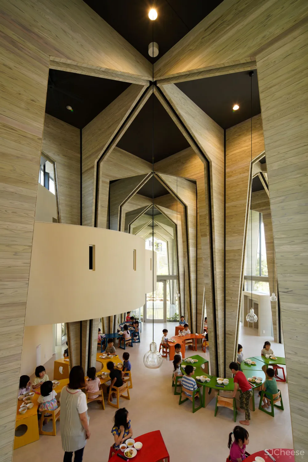 日本设计的幼儿园食堂,还能开生日趴,有员工休息区,空间利用到了极致