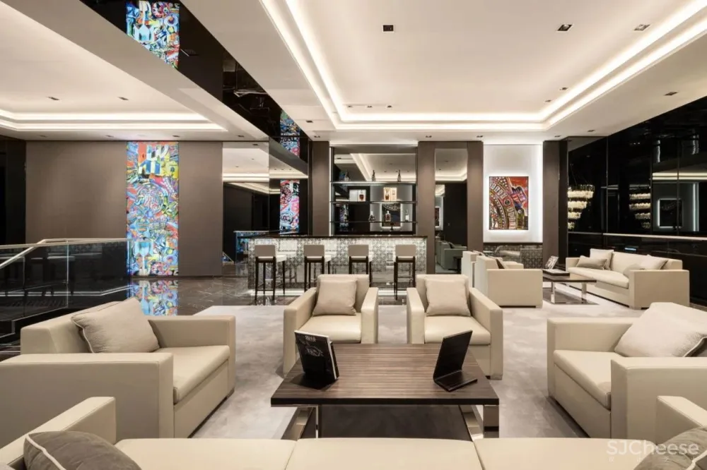 LVMH 在东京银座的两个奢侈品店,丝般金属和水晶玻璃,各有各的高级