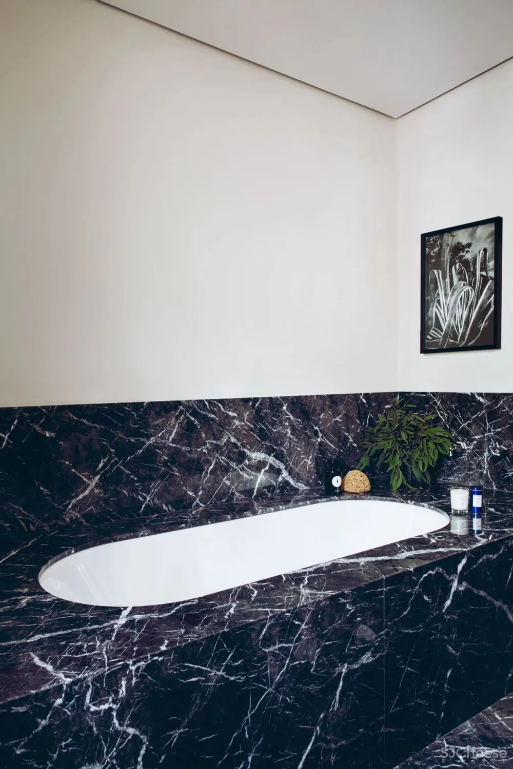 19世纪与21世纪的艺术魅力发生碰撞,这个家的色彩有点野