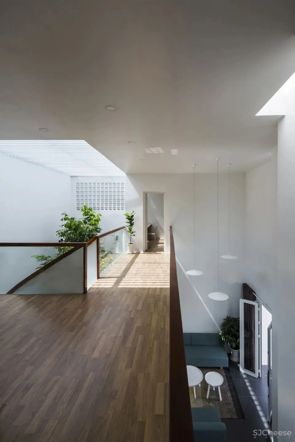 花园联系私密空间的三口之家 T住宅 Creative Architects