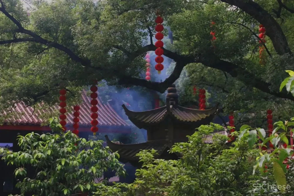 西湖边的“小京都”要藏不住了！与祈愿福地相邻，500天匠心打造千万级美宿，私享禅意清净，夜观原生态萤火虫