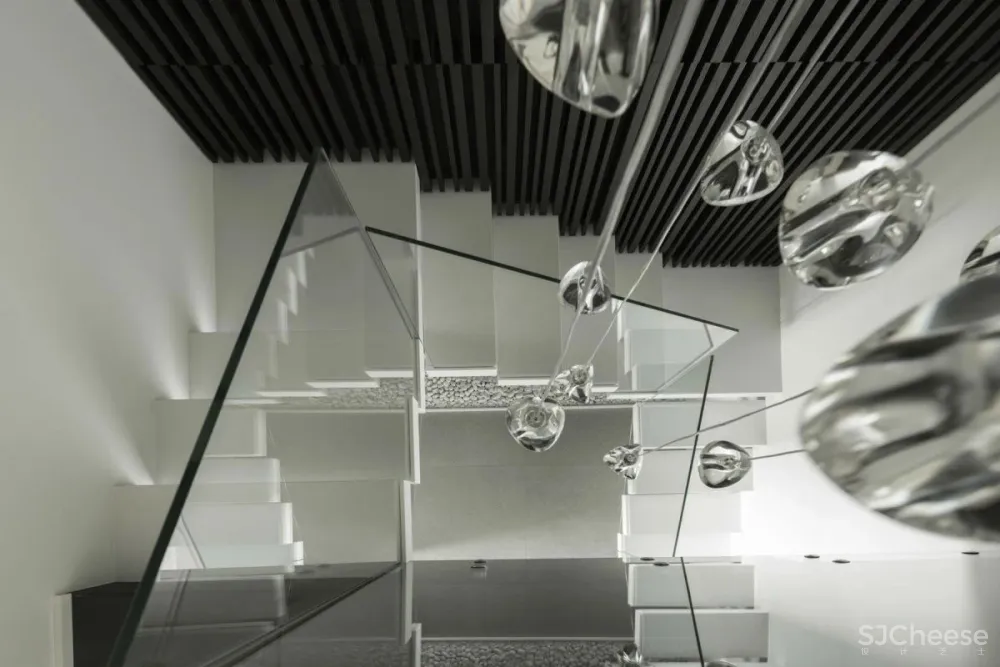 黑白极简顶层公寓，打造一流的低奢气场!